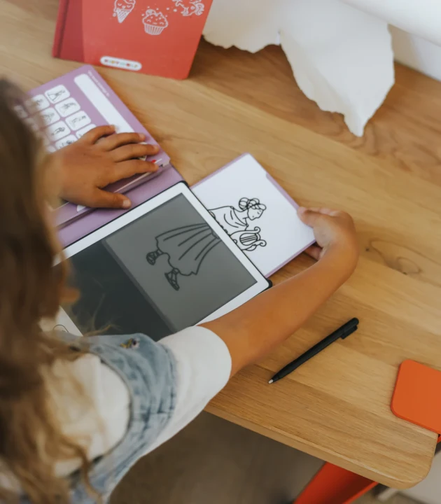 KIDYDRAW MINI Princess podczas rysowania z wykorzystaniem ilustracji do odrysowywania