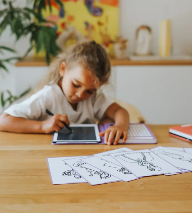 Tablet LCD KIDYDRAW MINI Princess podczas samodzielnej zabawy dziecka przy stole
