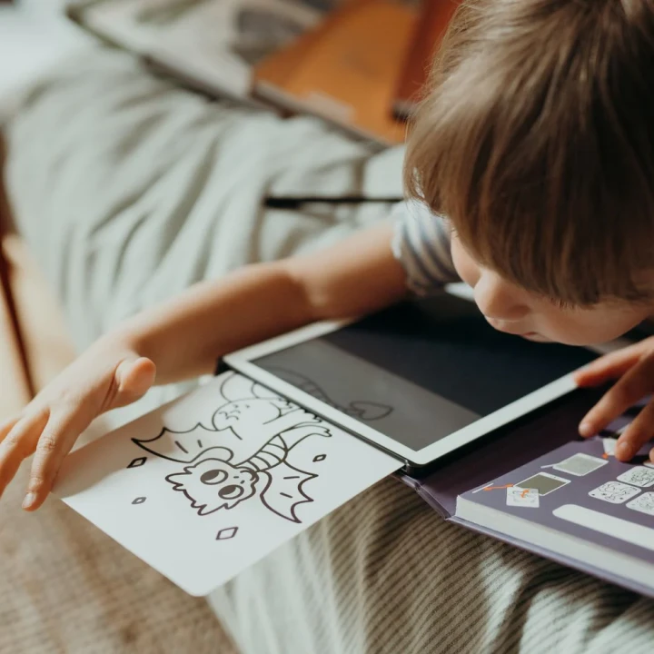 Dziecko odrysowuje kosmiczną ilustrację na tablecie LCD KIDYDRAW MINI Galaxy