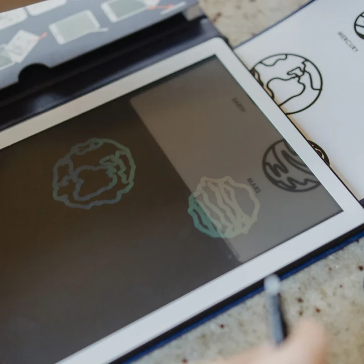Zbliżenie na ekran LCD tabletu KIDYDRAW MINI Galaxy z wykonanym kosmicznym rysunkiem