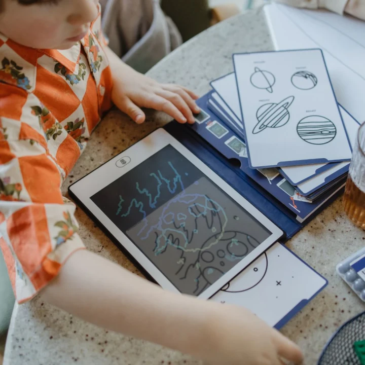 Kreatywna zabawa tabletem KIDYDRAW MINI Galaxy i kartami z ilustracjami do odrysowywania
