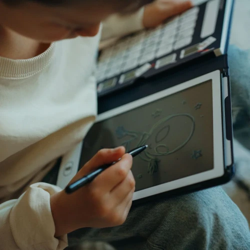 Rysowanie rysikiem na ekranie LCD tabletu KIDYDRAW MINI Galaxy dla dzieci