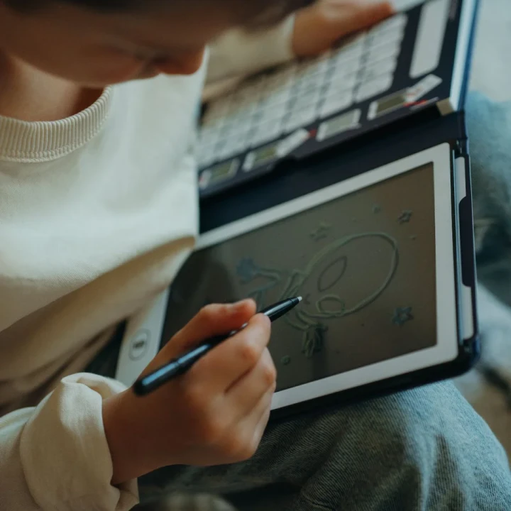 Rysowanie rysikiem na ekranie LCD tabletu KIDYDRAW MINI Galaxy dla dzieci