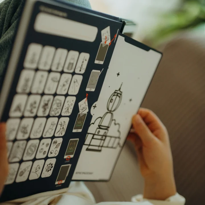 Dziecko przegląda ilustracje do tabletu LCD KIDYDRAW MINI Galaxy