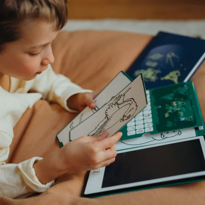 Dziecko wybiera ilustrację spośród różnych wersji tabletu KIDYDRAW MINI