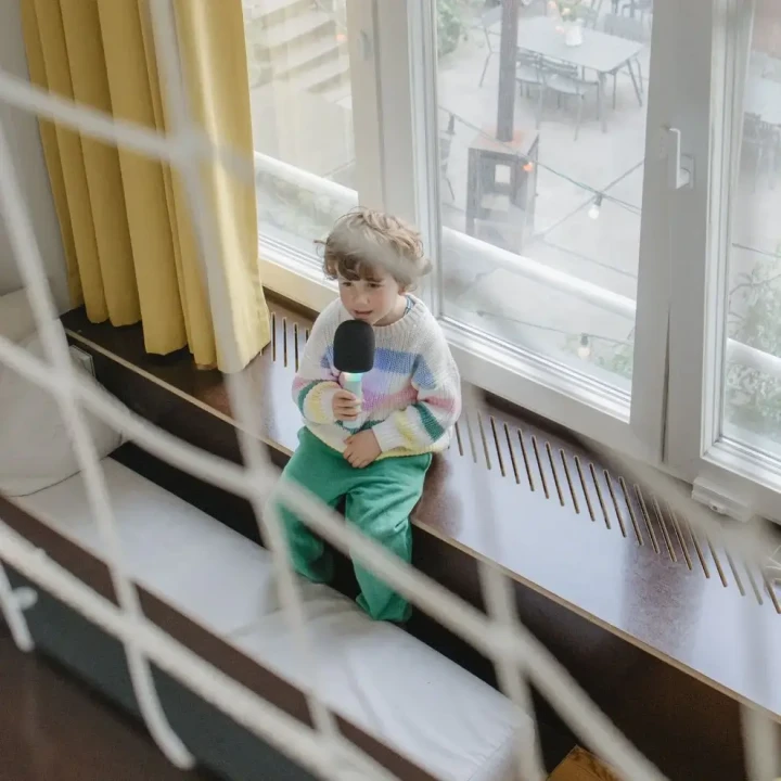 mikrofon-karaoke-z-efektami-led-i-zmiana-glosu-kidymic-zielony-uzycie-1