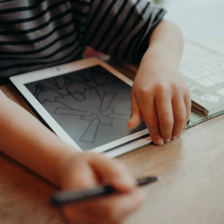 Zbliżenie na obsługę ekranu LCD i rysika w tablecie KIDYDRAW MINI Galaxy