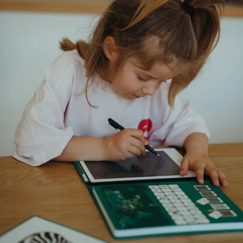 Dziecko rysuje na tablecie LCD KIDYDRAW MINI Animals Around the World podczas kreatywnej zabawy