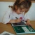 Dziecko rysuje na tablecie LCD KIDYDRAW MINI Animals Around the World podczas kreatywnej zabawy
