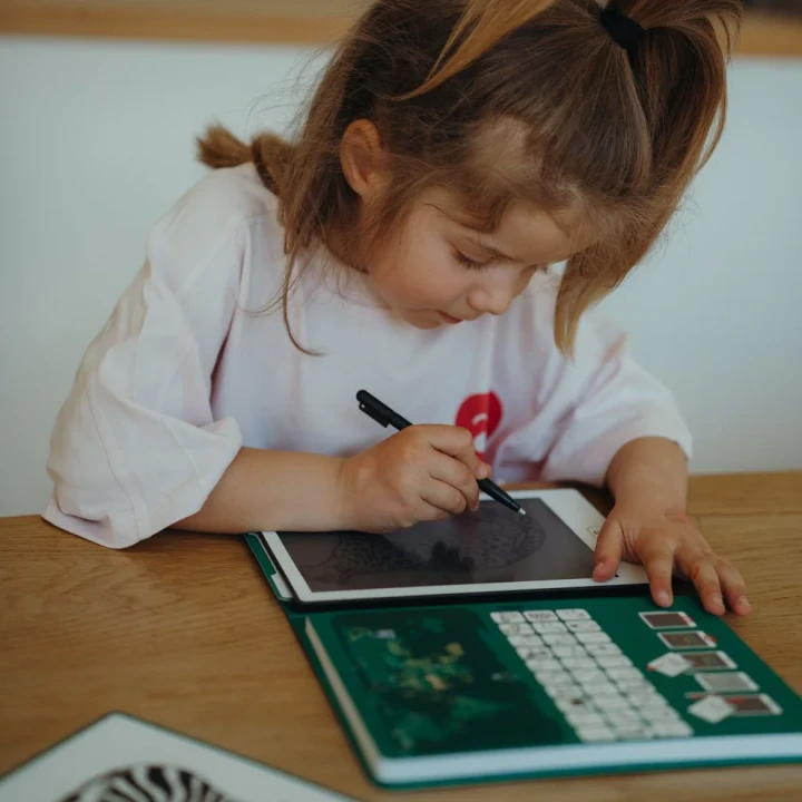 Dziecko rysuje na tablecie LCD KIDYDRAW MINI Animals Around the World podczas kreatywnej zabawy