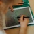 Rysowanie rysikiem na zielonym tablecie LCD KIDYDRAW MINI dla dzieci