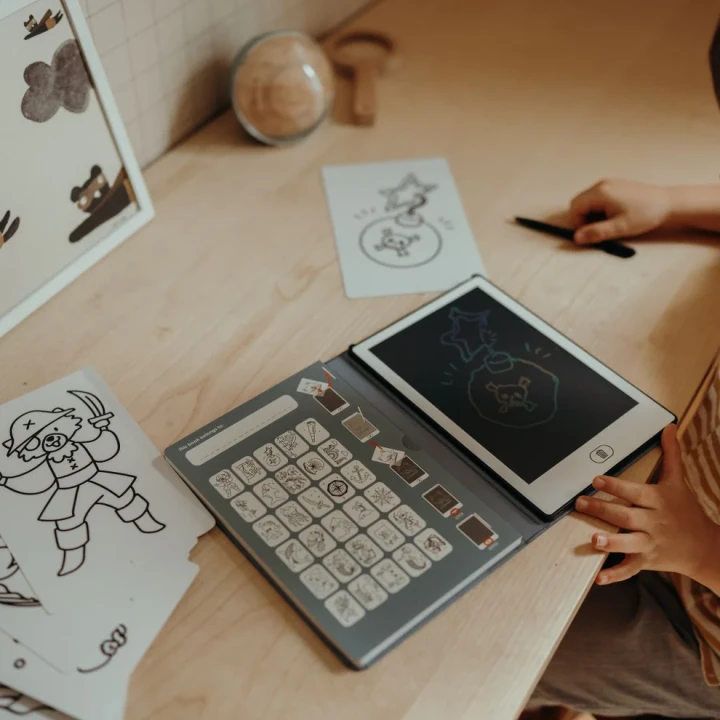 Otwarty tablet LCD KIDYDRAW MINI Ocean i Piraci z ilustracjami do rysowania