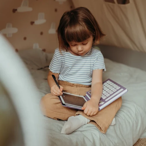 Dziecko korzysta z tabletu LCD KIDYDRAW MINI Once Upon a Time podczas spokojnej zabawy w domu