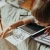 Dziecko odrysowuje baśniową ilustrację na ekranie LCD KIDYDRAW MINI Once Upon a Time