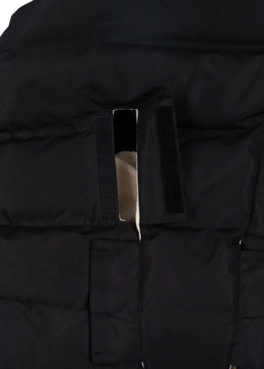 Pionowy otwór na pas w śpiworku Nemuri Black