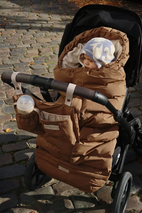 Śpiworek Nemuri Walnut podczas spaceru z dzieckiem