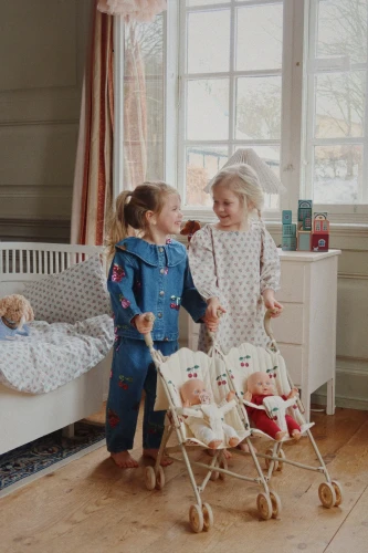 Lalki Bobo i Bobbie podczas zabawy w pokoju dziecięcym