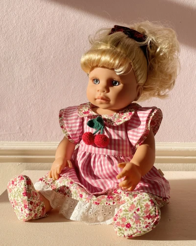 Lalka Gerda Doll w różowej sukience z długimi kręconymi włosami