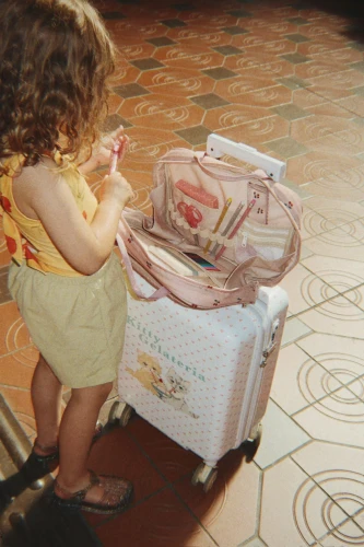 Dziecko korzystające z zestawu kreatywnego Holiday Essentials Bag podczas podróży