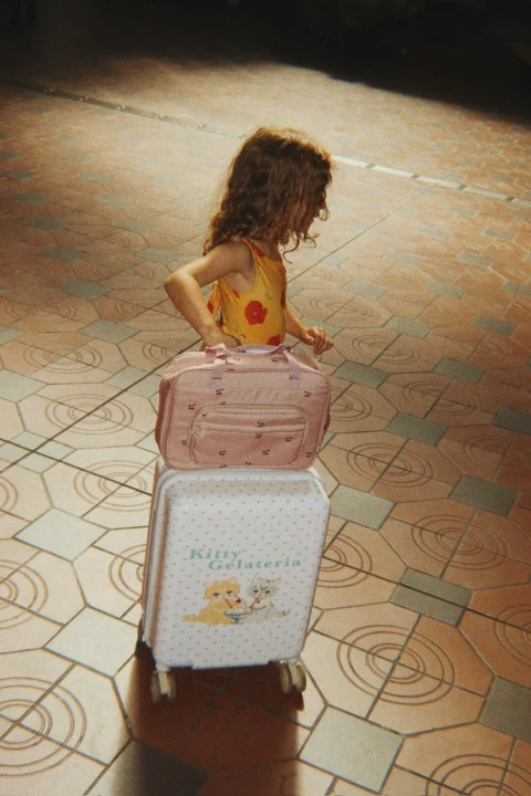 Torba kreatywna dla dzieci Holiday Essentials Bag Cherry na walizce