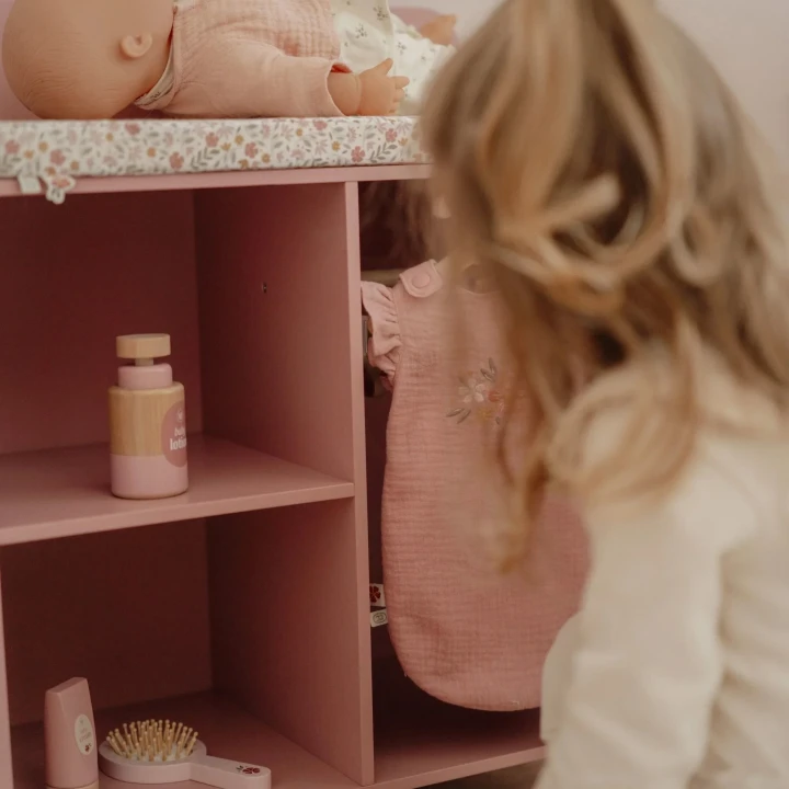 Komoda dla lalek z szafką i śpiworkiem Soft Flowers