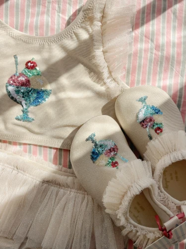 Konges Sløjd Amandine Rosewater bikini z cekinową aplikacją w stylizacji
