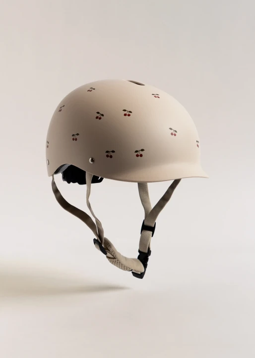 Konges Sløjd Bicycle Helmet Cherry ujęcie trzy czwarte z przodu