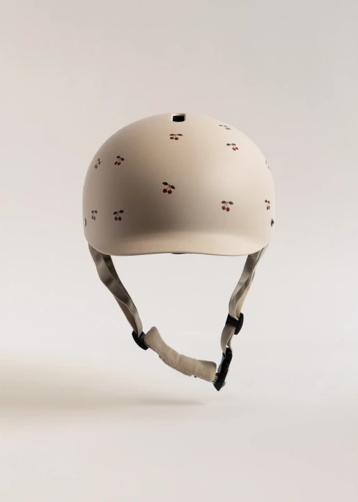 Konges Sløjd Bicycle Helmet Cherry widok od przodu z daszkiem