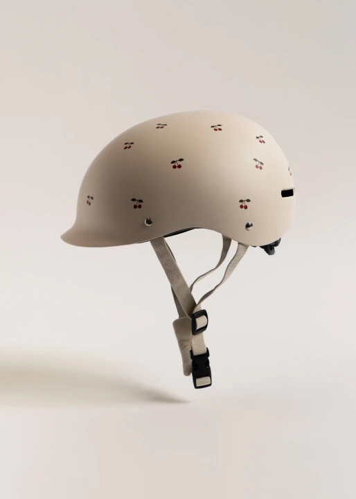 Konges Sløjd Bicycle Helmet Cherry boczny profil z otworem