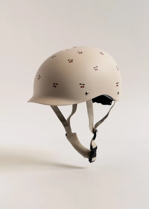 Konges Sløjd Bicycle Helmet Cherry boczny profil z paskiem pod brodą