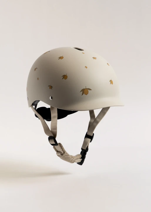 Konges Sløjd Bicycle Helmet Lemon kask rowerowy dziecięcy – ujęcie trzy czwarte z przodu