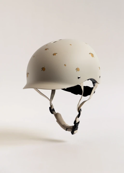 Konges Sløjd Bicycle Helmet Lemon kask rowerowy dziecięcy – ujęcie trzy czwarte z przeciwnego boku
