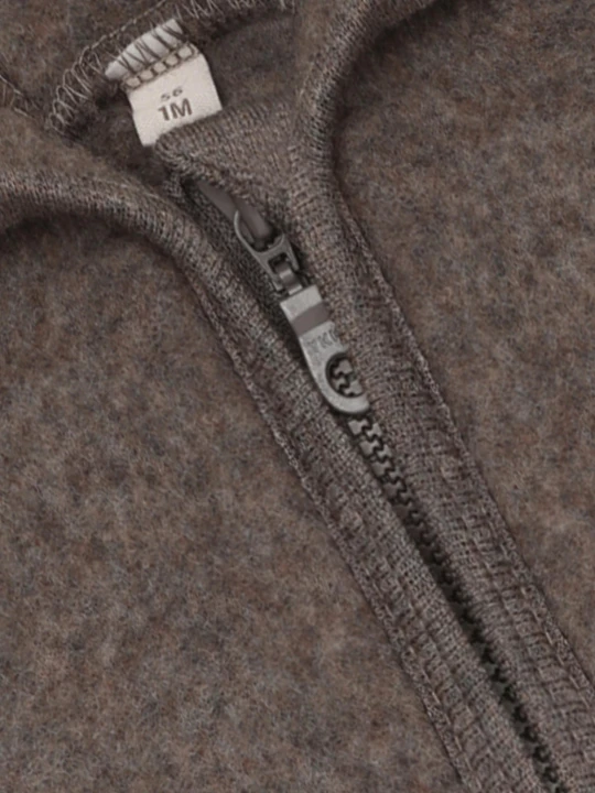 Detal kurtki HUTTEliHUT Jacket Wool Fleece – zamek i materiał Brown Melange
