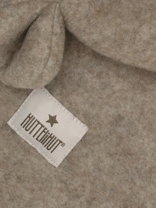 Detal kominiarki HUTTEliHUT Balaclava Ears Wool Fleece - wełniany materiał Savannah Melange i metka marki