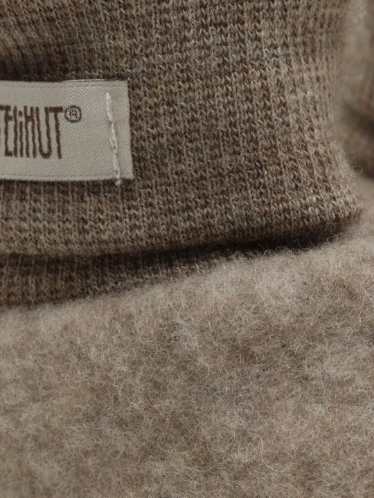 Detal bucików HUTTEliHUT Footies Wool Fleece - wełna merino Savannah Melange, mankiet i metka marki