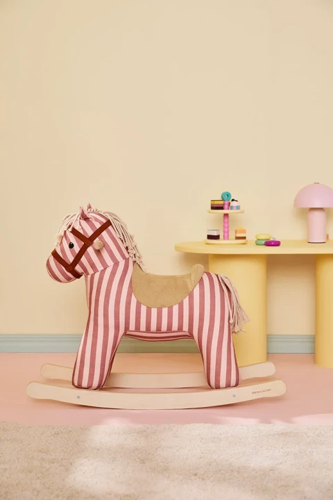 Konik na biegunach Mila Kids Concept w pokoju dziecka