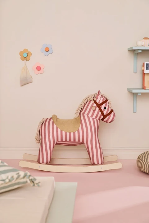 Różowy konik Mila Kids Concept w pastelowym pokoju