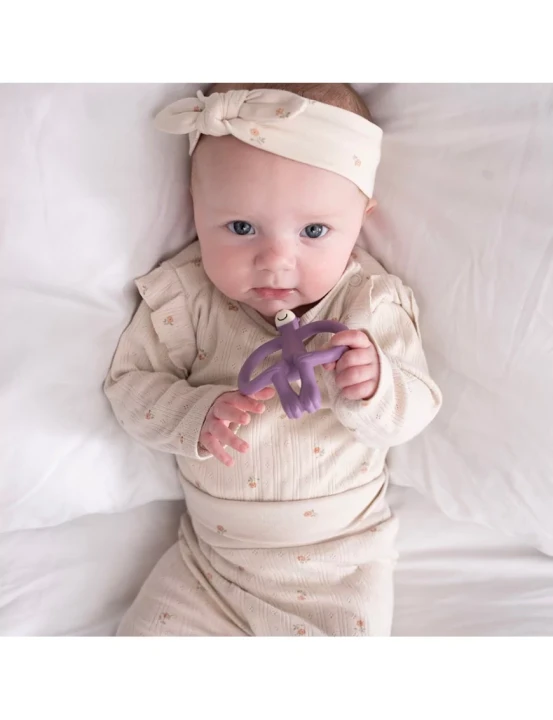 Niemowlę z fioletowym gryzakiem Matchstick Monkey Original Teether Purple
