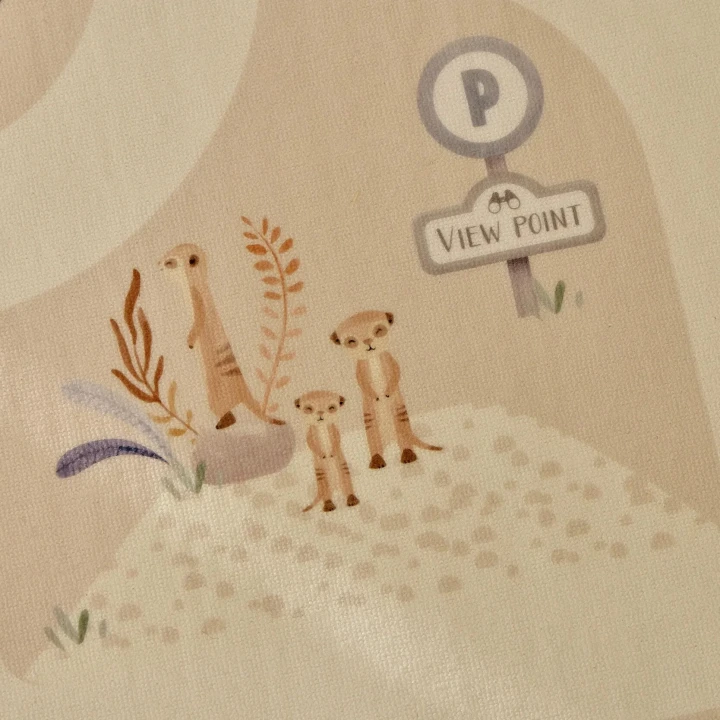 Little Dutch dywan Safari Friends – punkt widokowy z surykatkami