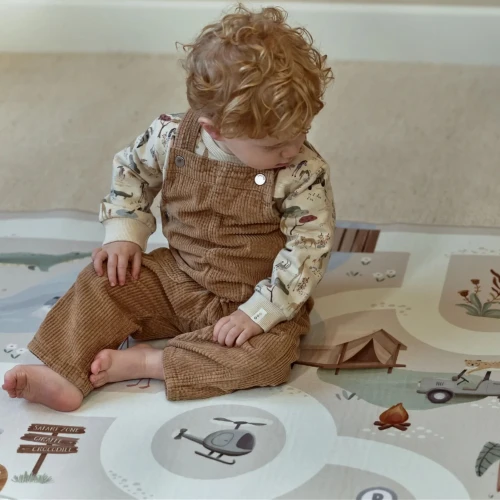 Little Dutch dywan Safari Friends do zabawy autkami – dziecko podczas zabawy