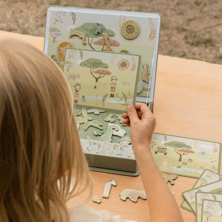 Little Dutch Safari Friends plansza magnetyczna podczas kreatywnej zabawy dziecka