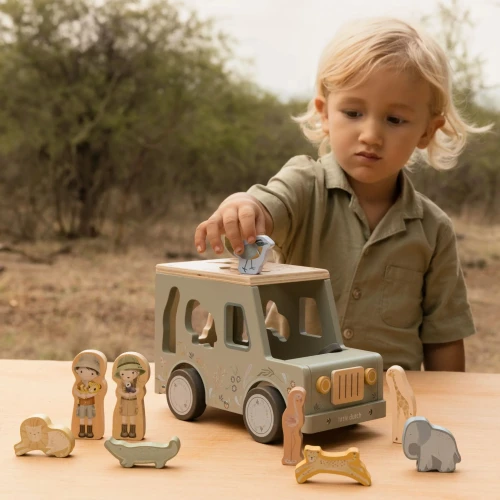 Drewniany samochód sorter Little Dutch Safari Friends podczas zabawy dziecka