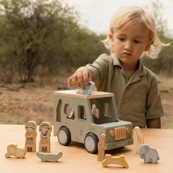 Drewniany samochód sorter Little Dutch Safari Friends podczas zabawy dziecka
