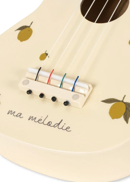 Konges Sløjd ukulele Glossy Lemon – korpus, struny i wzór cytrynek