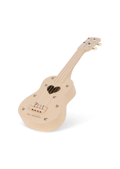 Konges Sløjd Glossy Cherry drewniane ukulele dla dzieci FSC – widok pod kątem