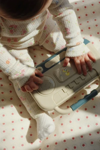 Baby Boombox Konges Sløjd – dziecko bawiące się interaktywnym radiem