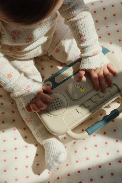 Baby Boombox Konges Sløjd – dziecko bawiące się interaktywnym radiem