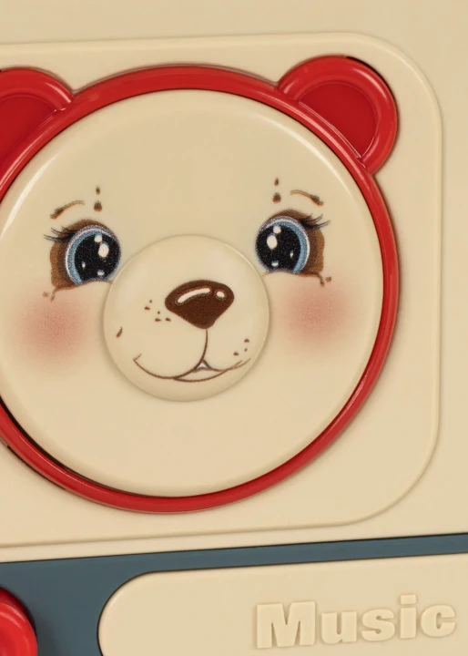 Baby Boombox Konges Sløjd – zbliżenie na okrągłe pokrętło ze zwierzątkiem