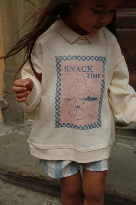 Konges Sløjd Spotty Buttercream – nadruk Snack Time w stylizacji