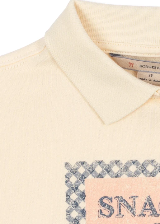 Spotty Buttercream – kołnierzyk polo i fragment nadruku
